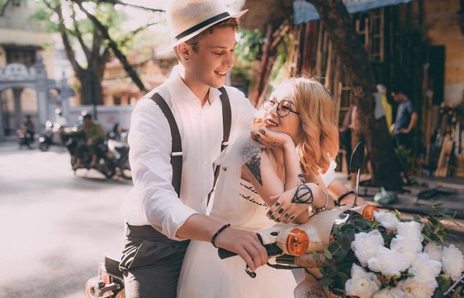 Cái vỗ vai nên duyên với cô gái Việt tại Hồ Gươm và lần say rượu ngồi ôm mèo khóc ở nhà bố mẹ vợ tương lai của anh chàng Đức Cái vỗ vai nên duyên với cô gái Việt tại Hồ Gươm và lần say rượu ngồi ôm mèo khóc ở nhà bố mẹ vợ tương lai của anh chàng Đức
