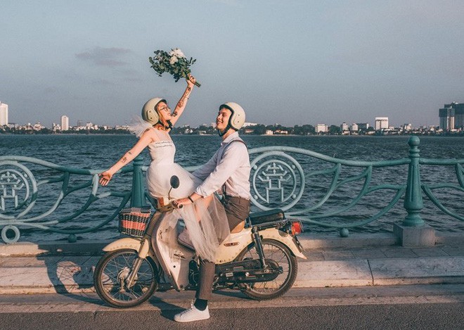 Cái vỗ vai nên duyên với cô gái Việt tại Hồ Gươm và lần say rượu ngồi ôm mèo khóc ở nhà bố mẹ vợ tương lai của anh chàng Đức