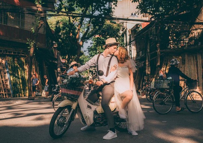 Cái vỗ vai nên duyên với cô gái Việt tại Hồ Gươm và lần say rượu ngồi ôm mèo khóc ở nhà bố mẹ vợ tương lai của anh chàng Đức Cái vỗ vai nên duyên với cô gái Việt tại Hồ Gươm và lần say rượu ngồi ôm mèo khóc ở nhà bố mẹ vợ tương lai của anh chàng Đức