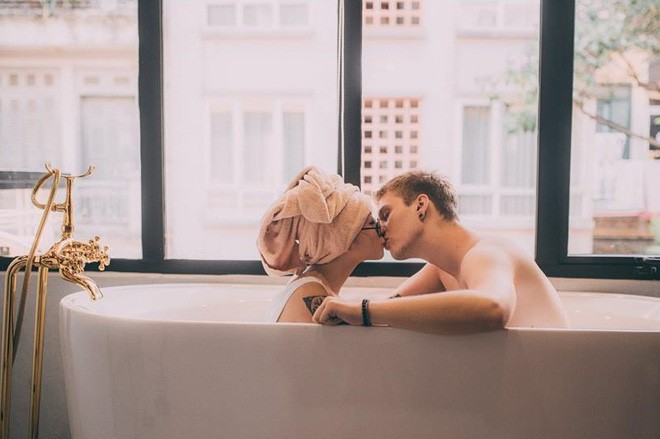 Cái vỗ vai nên duyên với cô gái Việt tại Hồ Gươm và lần say rượu ngồi ôm mèo khóc ở nhà bố mẹ vợ tương lai của anh chàng Đức