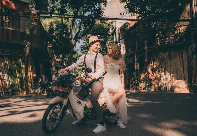 Cái vỗ vai nên duyên với cô gái Việt tại Hồ Gươm và lần say rượu ngồi ôm mèo khóc ở nhà bố mẹ vợ tương lai của anh chàng Đức Cái vỗ vai nên duyên với cô gái Việt tại Hồ Gươm và lần say rượu ngồi ôm mèo khóc ở nhà bố mẹ vợ tương lai của anh chàng Đức