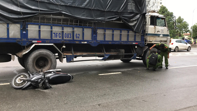 Va chạm với xe tải, cô gái mới ra trường bị cán chết thương tâm ở Sài Gòn