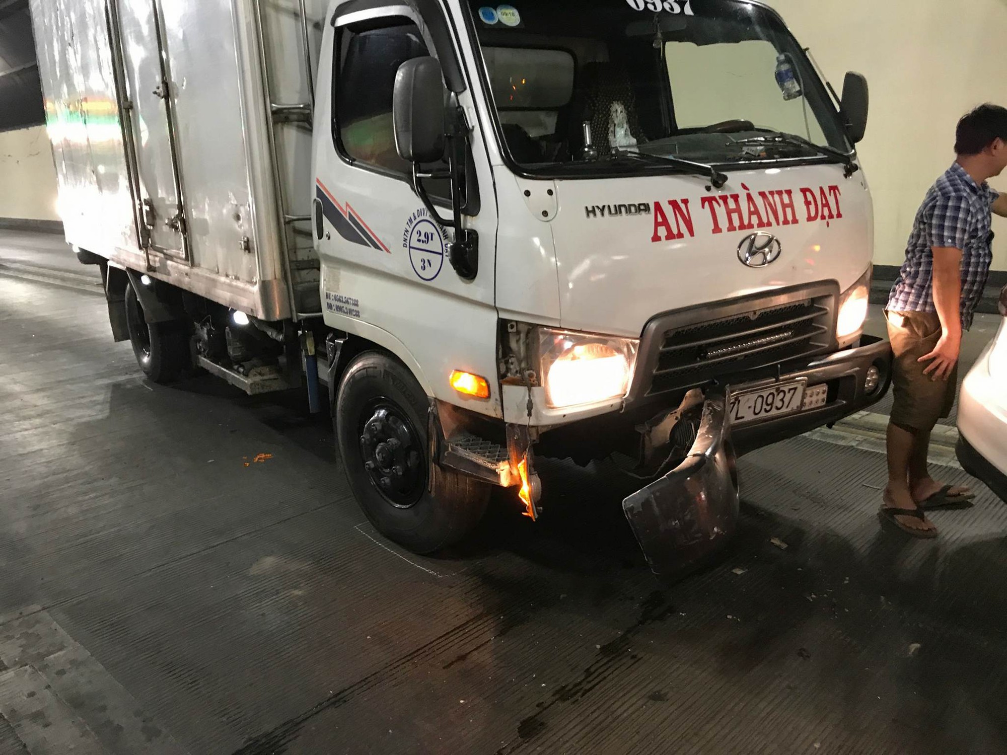 Tai nạn liên hoàn trong hầm Hải Vân, ô tô con dính chặt đuôi container