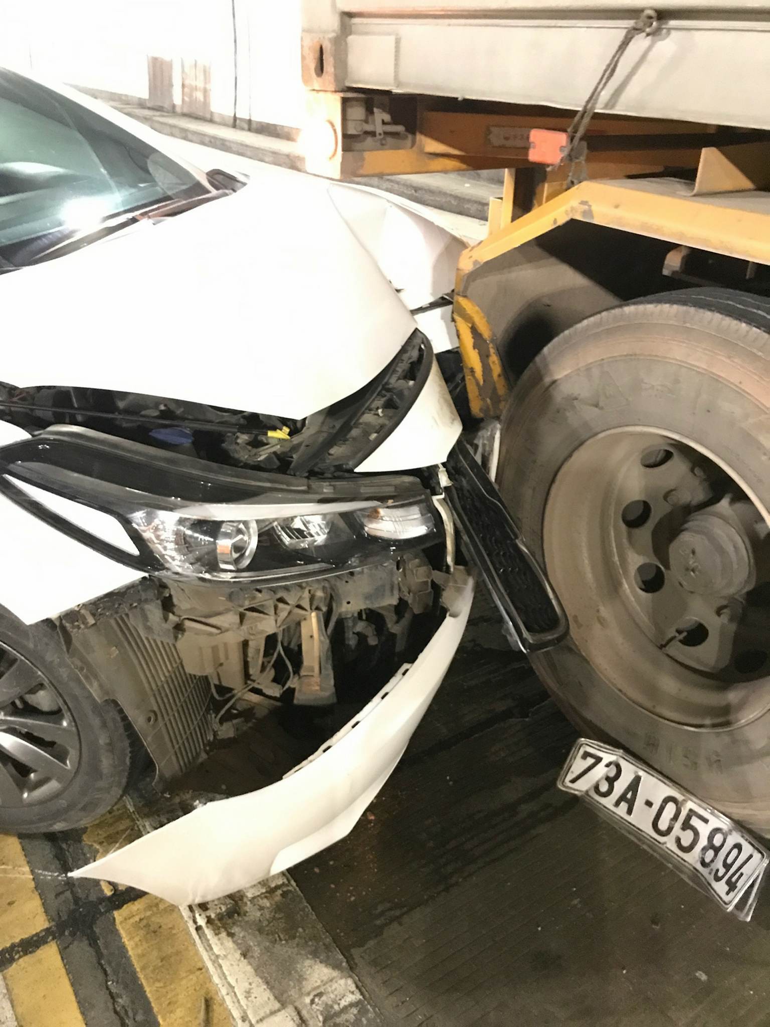 Tai nạn liên hoàn trong hầm Hải Vân, ô tô con dính chặt đuôi container