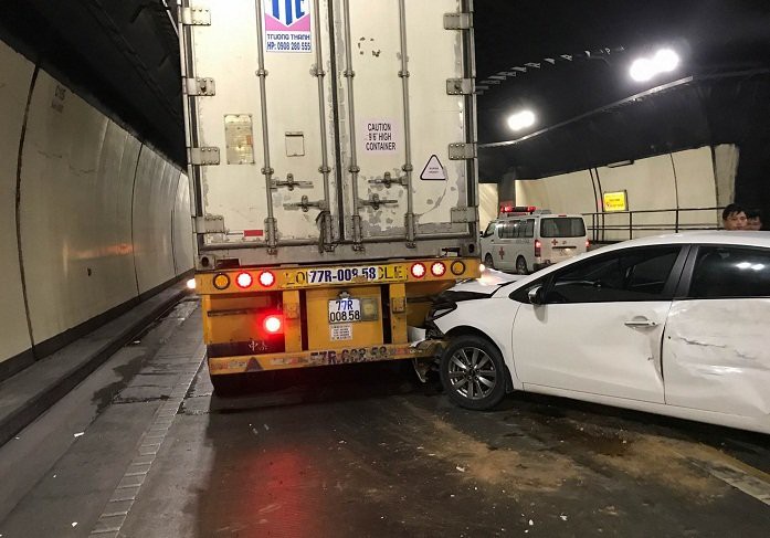 Tai nạn liên hoàn trong hầm Hải Vân, ô tô con dính chặt đuôi container