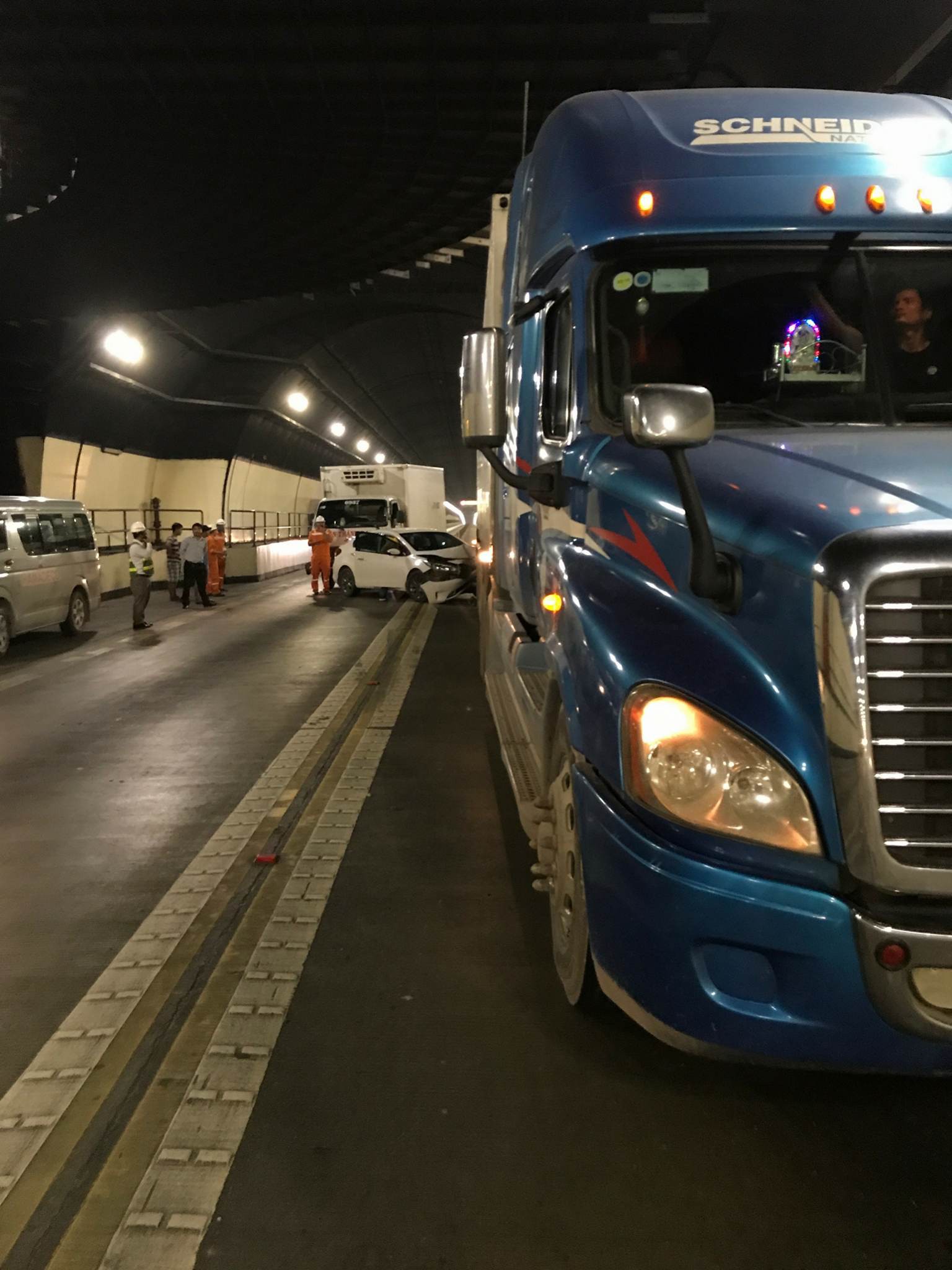 Tai nạn liên hoàn trong hầm Hải Vân, ô tô con dính chặt đuôi container