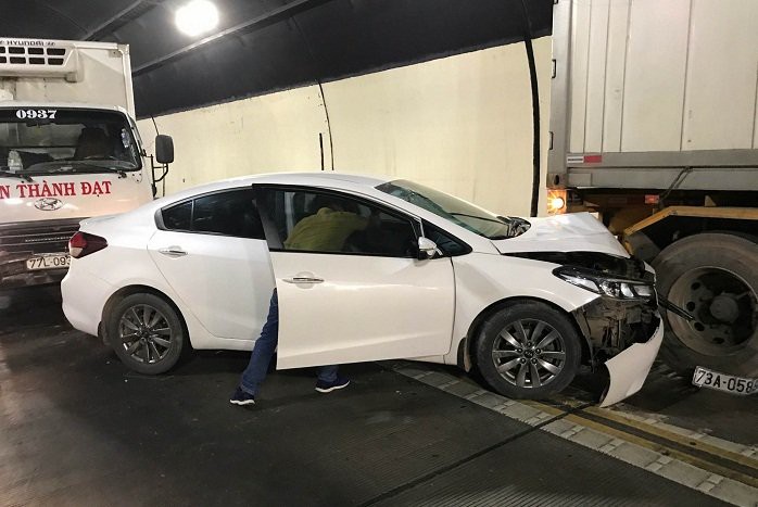 Tai nạn liên hoàn trong hầm Hải Vân, ô tô con dính chặt đuôi container