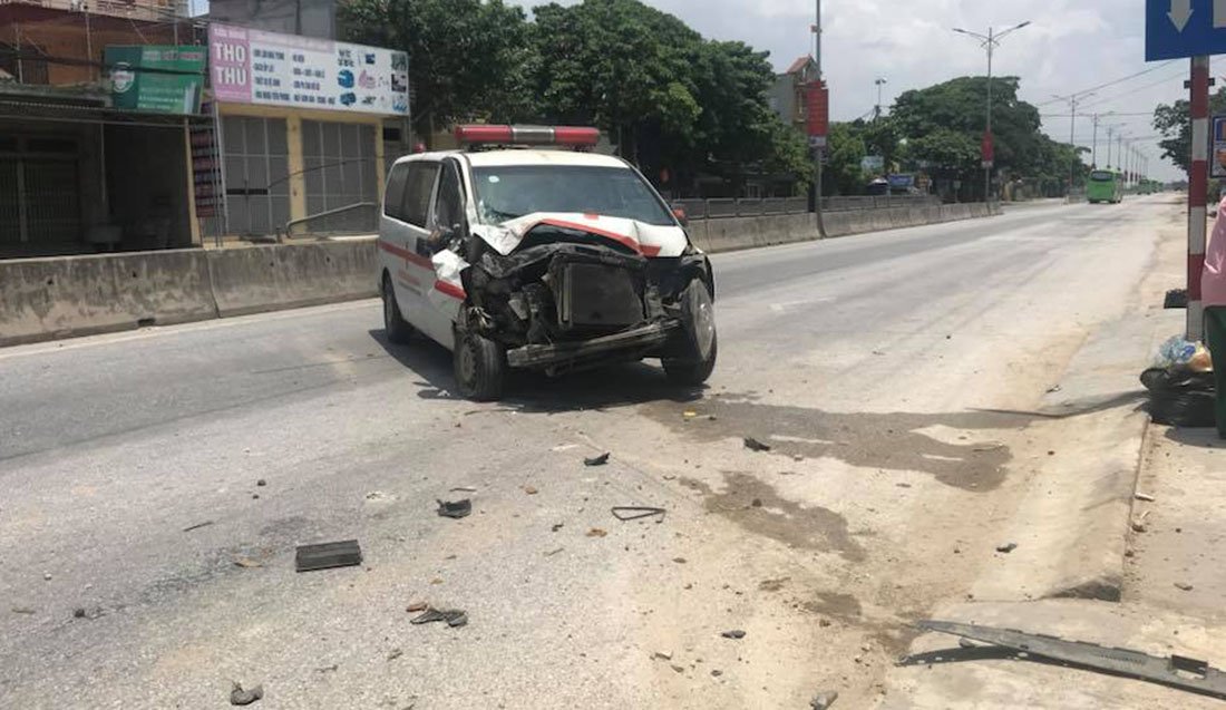 Xe cấp cứu phi đổ tường nhà dân, đầu xe nát bét