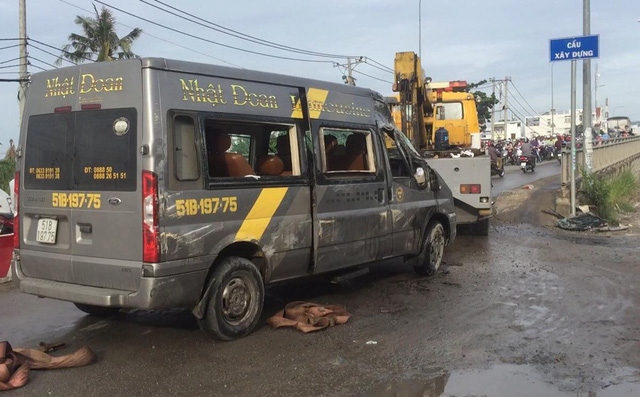 Gần 10 người hoảng loạn kêu cứu trong xe khách bị lật ở Sài Gòn