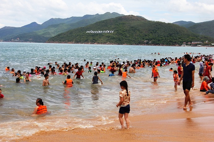 Rừng người chen chúc, đội nắng tắm biển xả xui ngày Tết Đoan Ngọ