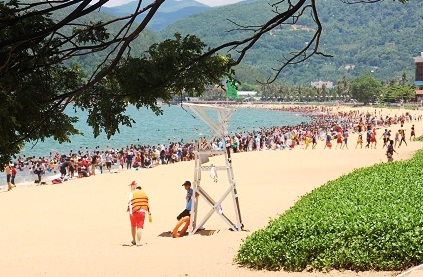 Rừng người chen chúc, đội nắng tắm biển xả xui ngày Tết Đoan Ngọ