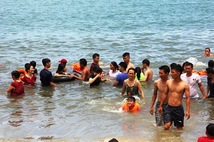 Rừng người chen chúc, đội nắng tắm biển xả xui ngày Tết Đoan Ngọ