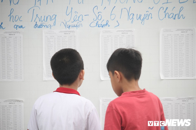 Ảnh: Phụ huynh đứng kín cổng chờ con thi vào lớp 6 tại trường hot bậc nhất Hà Nội