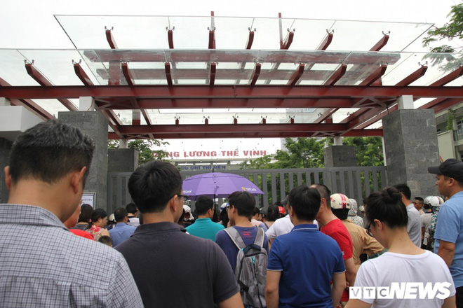 Ảnh: Phụ huynh đứng kín cổng chờ con thi vào lớp 6 tại trường hot bậc nhất Hà Nội