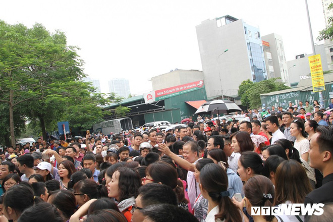 Ảnh: Phụ huynh đứng kín cổng chờ con thi vào lớp 6 tại trường hot bậc nhất Hà Nội