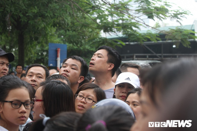 Ảnh: Phụ huynh đứng kín cổng chờ con thi vào lớp 6 tại trường hot bậc nhất Hà Nội