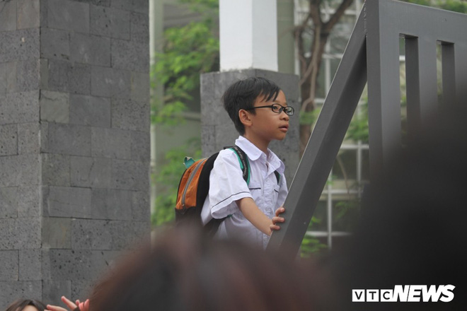 Ảnh: Phụ huynh đứng kín cổng chờ con thi vào lớp 6 tại trường hot bậc nhất Hà Nội