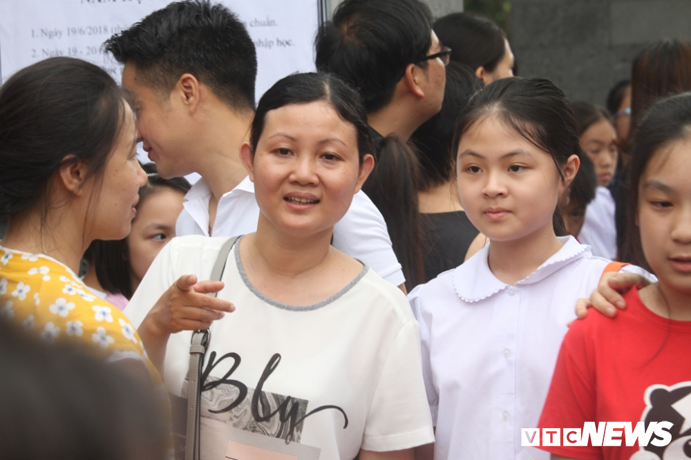 Ảnh: Phụ huynh đứng kín cổng chờ con thi vào lớp 6 tại trường hot bậc nhất Hà Nội