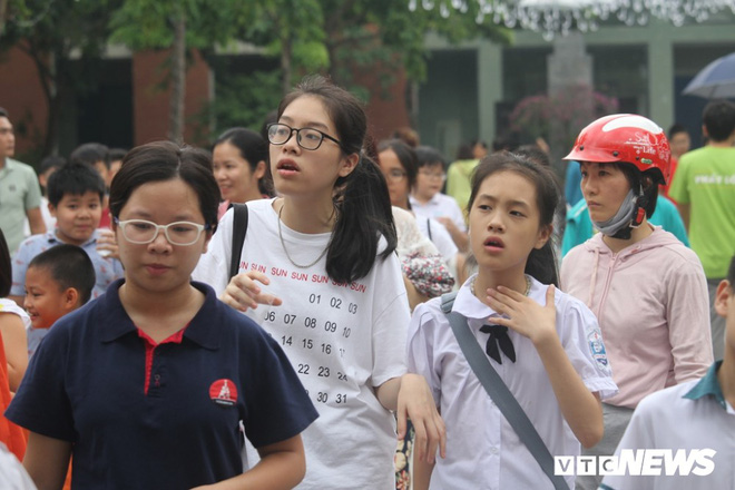 Ảnh: Phụ huynh đứng kín cổng chờ con thi vào lớp 6 tại trường hot bậc nhất Hà Nội