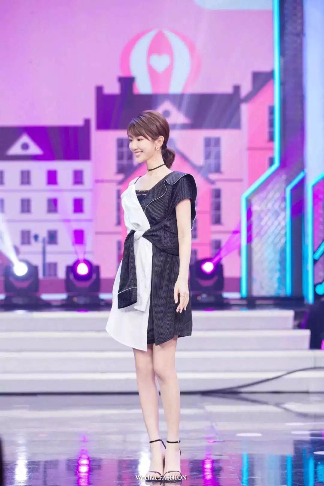 Có một kiểu thời trang râu ông nọ cắm cằm bà kia kỳ cục thế mà vẫn đắt hàng