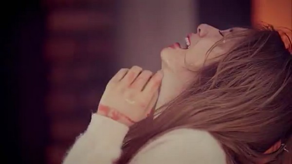 Vừa mở lời tố chồng trốn làm đi karaoke, nàng dâu bị bố chồng tát cháy mặt vì cãi láo