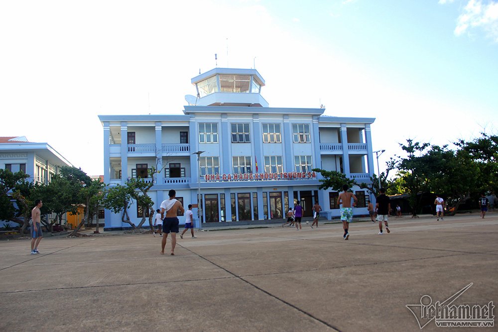 Trận bóng đá ‘lưng trần’ trên sân bê tông ở Trường Sa