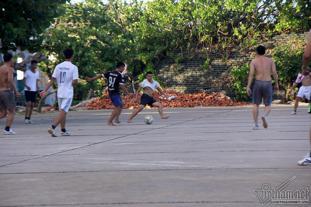Trận bóng đá ‘lưng trần’ trên sân bê tông ở Trường Sa