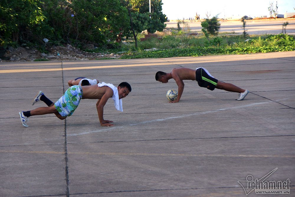 Trận bóng đá ‘lưng trần’ trên sân bê tông ở Trường Sa