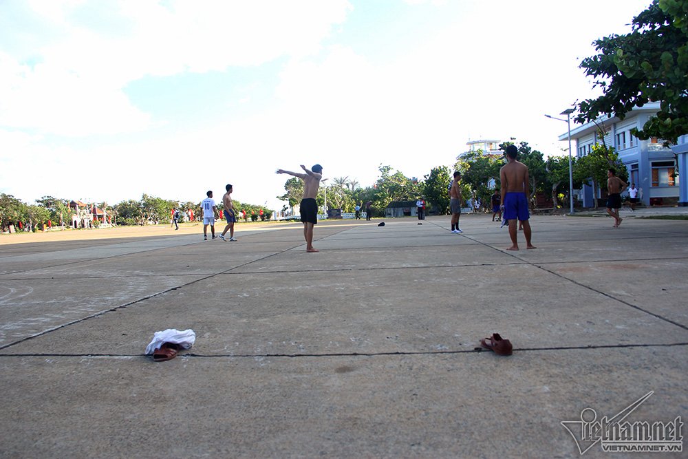 Trận bóng đá ‘lưng trần’ trên sân bê tông ở Trường Sa