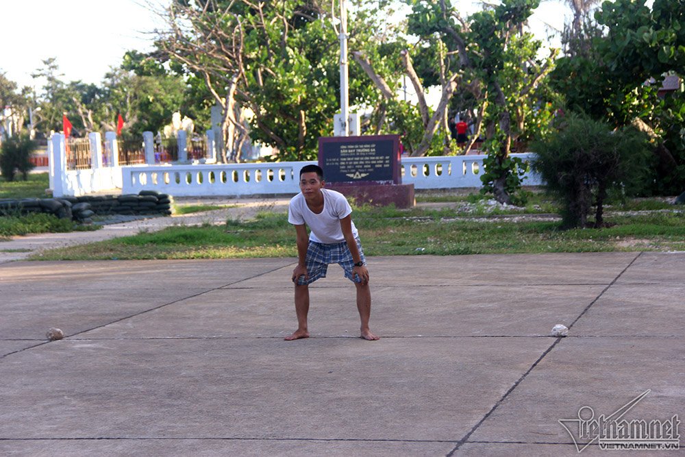 Trận bóng đá ‘lưng trần’ trên sân bê tông ở Trường Sa