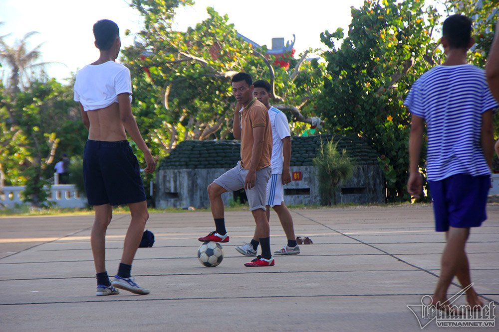 Trận bóng đá ‘lưng trần’ trên sân bê tông ở Trường Sa