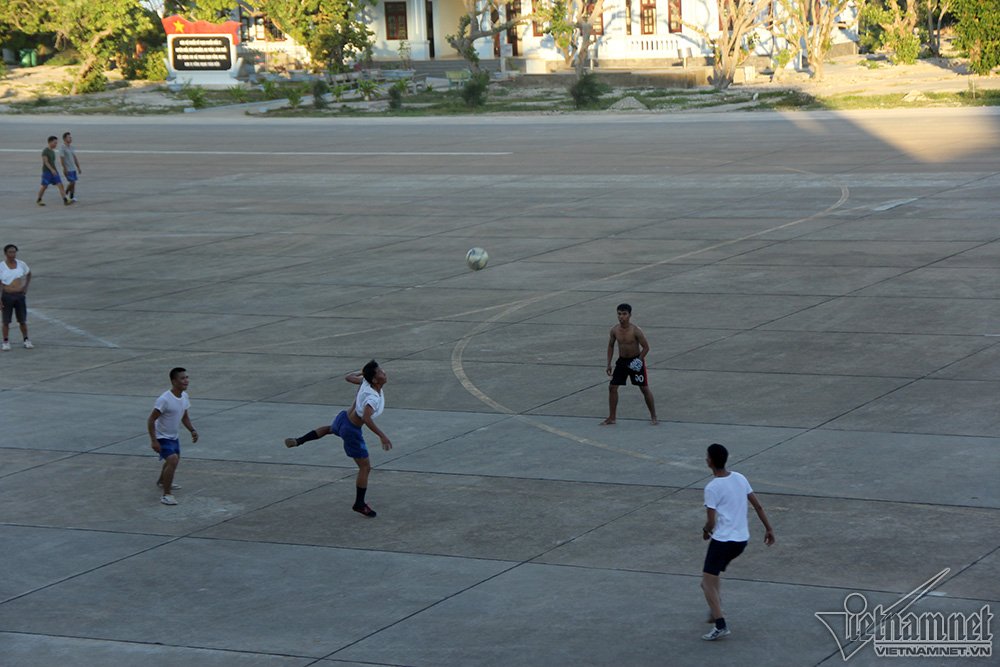 Trận bóng đá ‘lưng trần’ trên sân bê tông ở Trường Sa