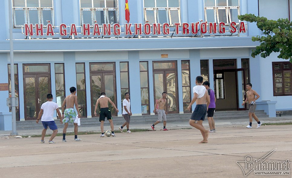 Trận bóng đá ‘lưng trần’ trên sân bê tông ở Trường Sa