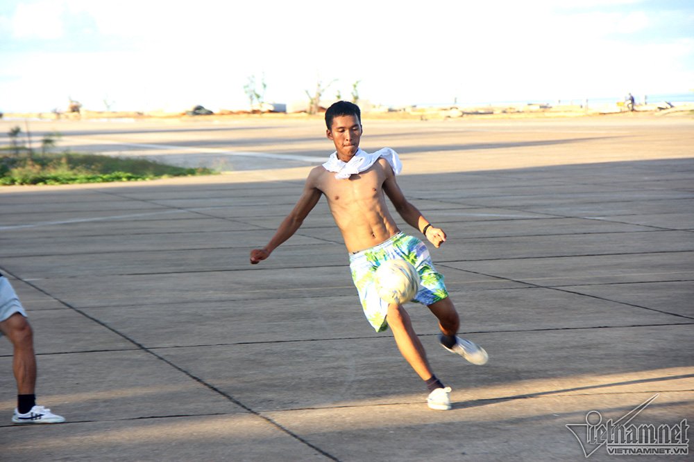Trận bóng đá ‘lưng trần’ trên sân bê tông ở Trường Sa