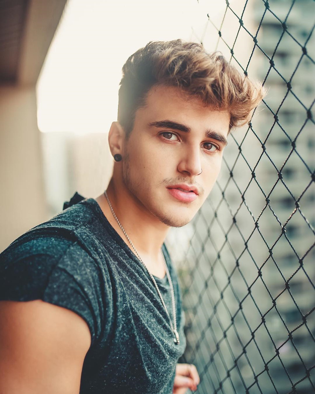 Hot boy ở khán đài được tìm kiếm sau trận Brazil - Thụy Sĩ là ai?