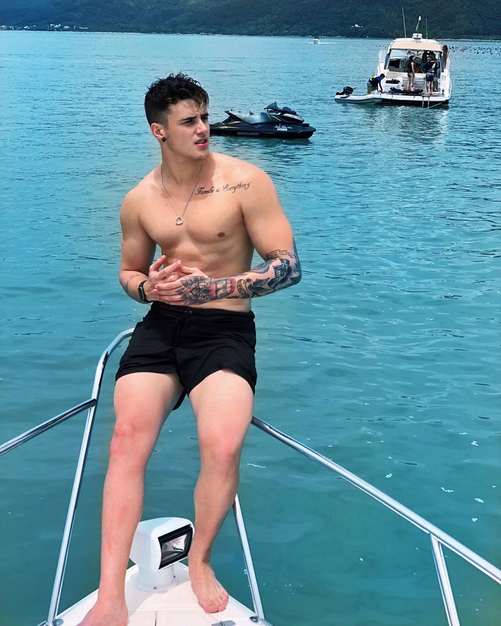 Hot boy ở khán đài được tìm kiếm sau trận Brazil - Thụy Sĩ là ai?