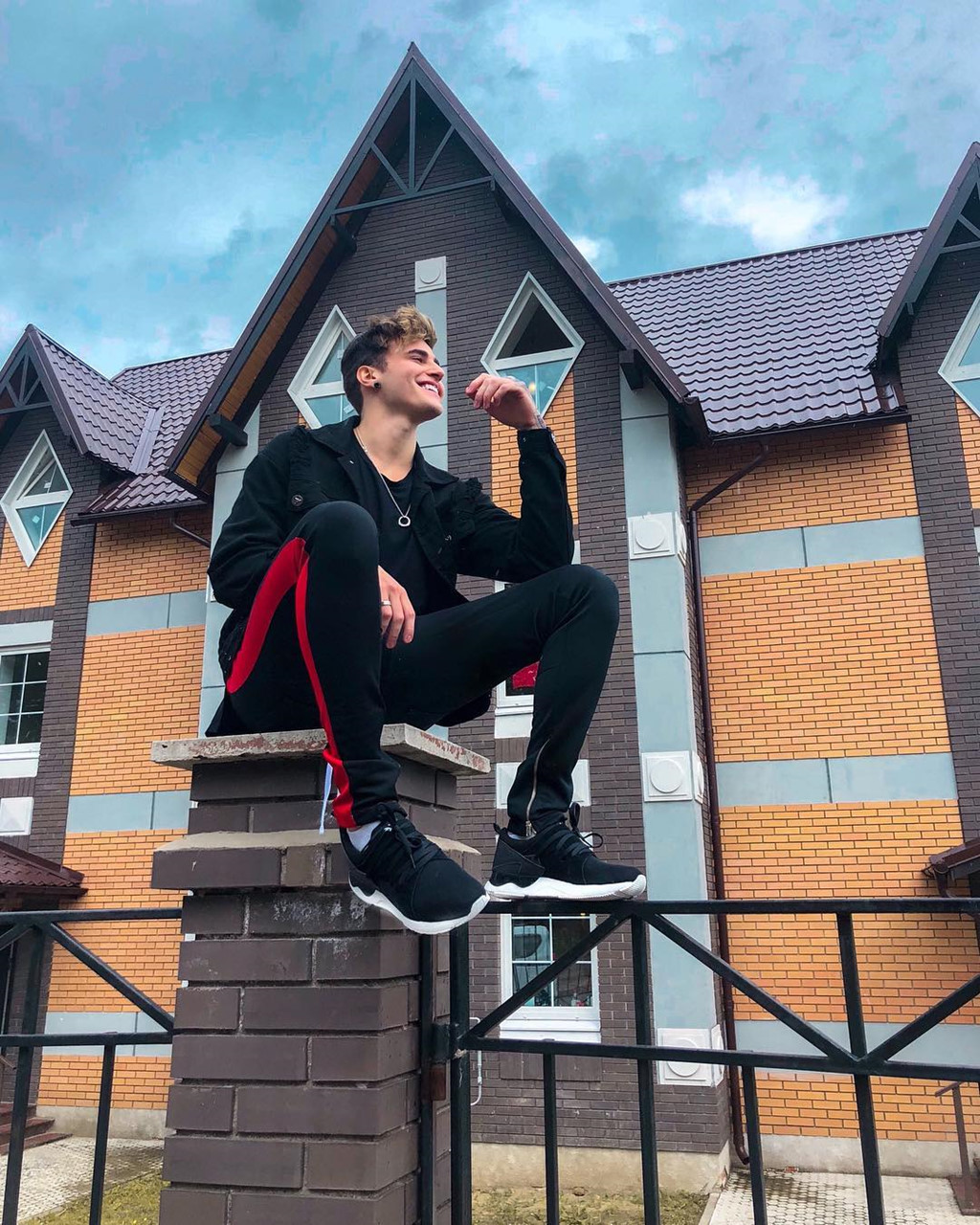 Hot boy ở khán đài được tìm kiếm sau trận Brazil - Thụy Sĩ là ai?