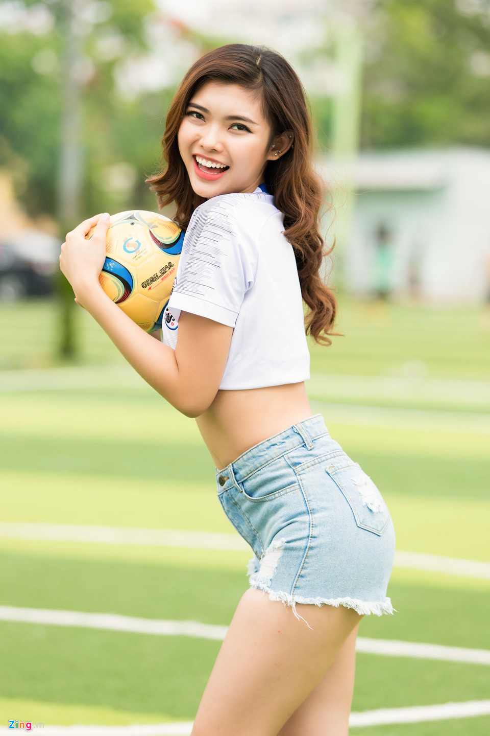 Thiếu Lan The Face mặc gợi cảm cổ vũ đội tuyển Anh ở World Cup 2018