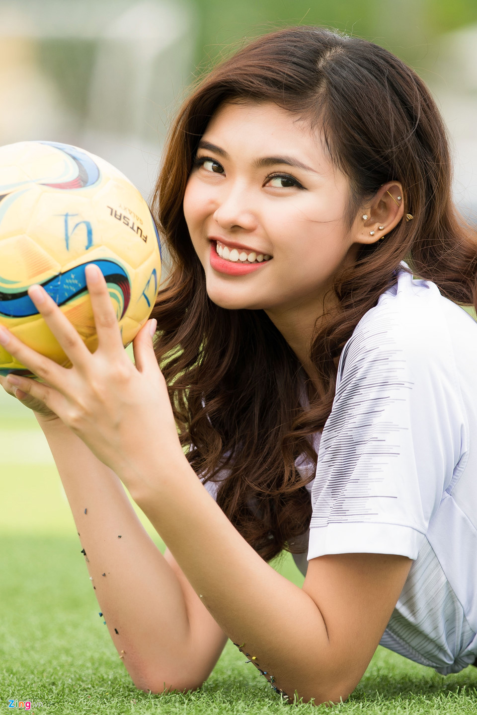 Thiếu Lan The Face mặc gợi cảm cổ vũ đội tuyển Anh ở World Cup 2018