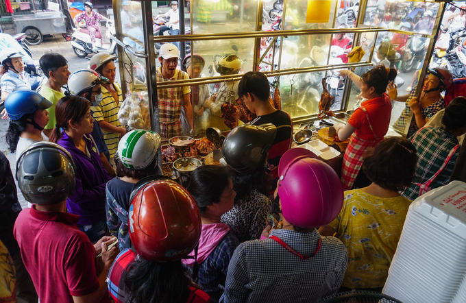 Tiệm vịt quay bán gần 2.000 con ngày Tết Đoan Ngọ ở Sài Gòn