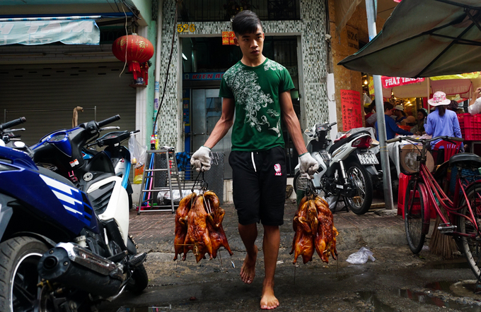 Tiệm vịt quay bán gần 2.000 con ngày Tết Đoan Ngọ ở Sài Gòn