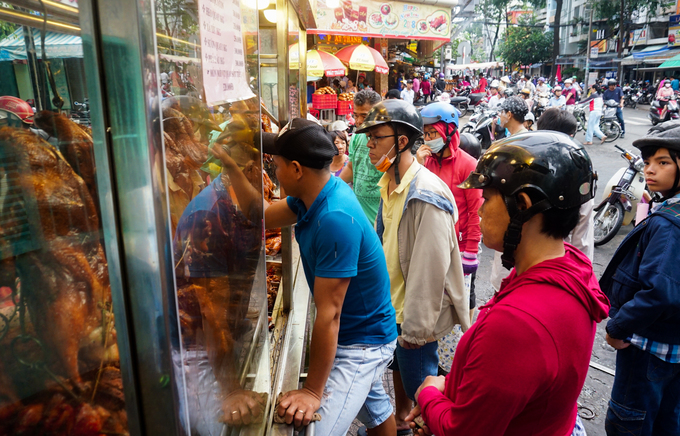 Tiệm vịt quay bán gần 2.000 con ngày Tết Đoan Ngọ ở Sài Gòn