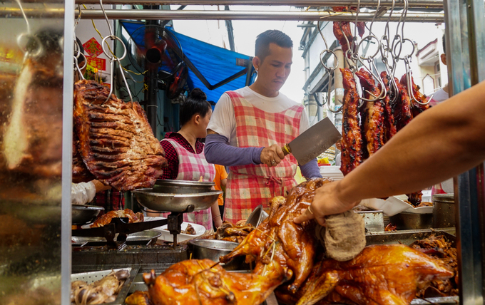 Tiệm vịt quay bán gần 2.000 con ngày Tết Đoan Ngọ ở Sài Gòn
