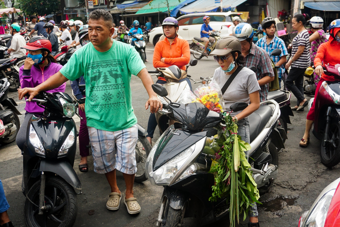 Tiệm vịt quay bán gần 2.000 con ngày Tết Đoan Ngọ ở Sài Gòn