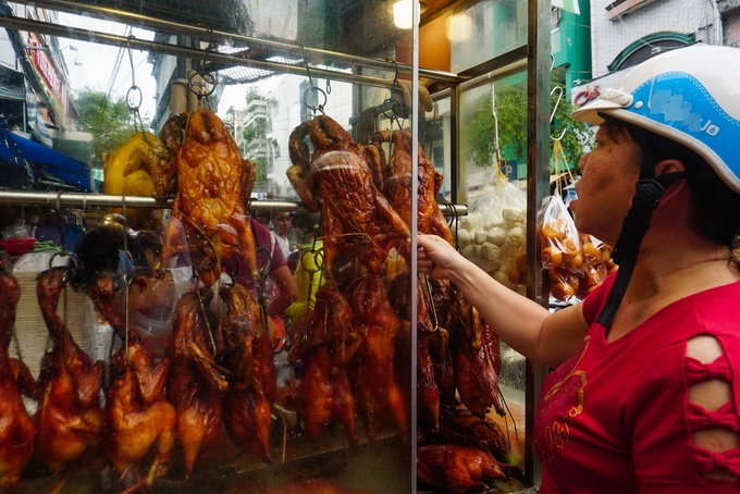 Tiệm vịt quay bán gần 2.000 con ngày Tết Đoan Ngọ ở Sài Gòn