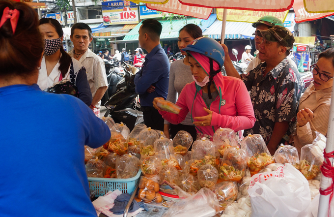 Tiệm vịt quay bán gần 2.000 con ngày Tết Đoan Ngọ ở Sài Gòn