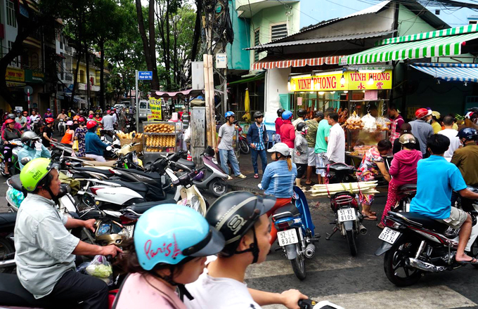 Tiệm vịt quay bán gần 2.000 con ngày Tết Đoan Ngọ ở Sài Gòn