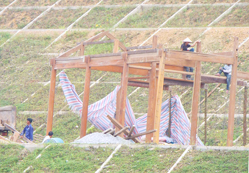 Người dân tự ý dựng nhà 3 gian trên mái đập dâng ở Hà Tĩnh