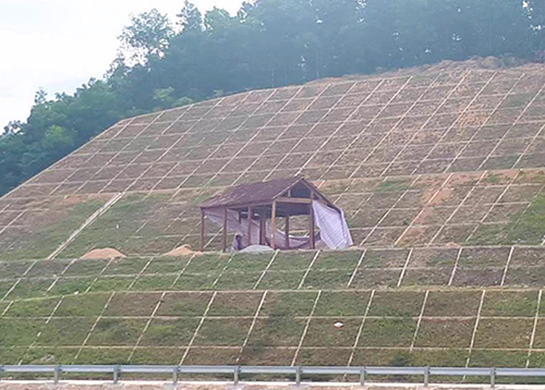 Người dân tự ý dựng nhà 3 gian trên mái đập dâng ở Hà Tĩnh