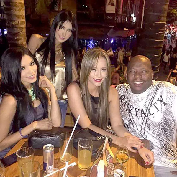 HLV Mexico được bạn mời tiệc sex tập thể sau trận thắng Đức